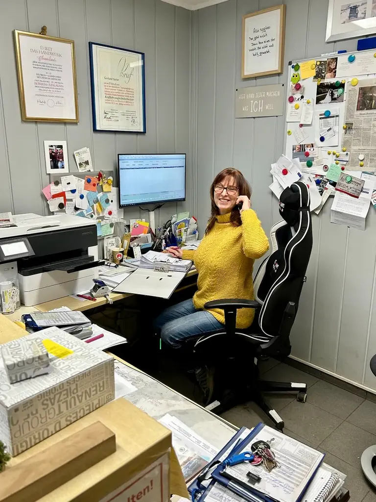 Marion Gaber am Telefon in ihrem Büro